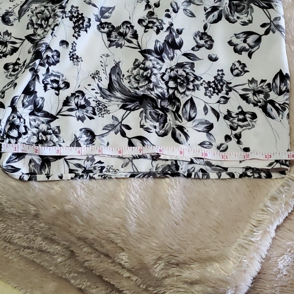 Gorgeous black and white flower romper - Picture 9 of 9